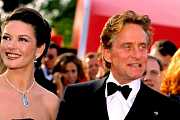 Catherine Zeta-Jones a Michael Douglas oslaví 20. výročí manželství kvůli koronaviru netradičně Catherine Zeta-Jones a Michael Douglas oslaví 20. výročí manželství kvůli koronaviru netradičně