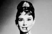 Nezapomenutelná Audrey Hepburn jako mladá a divoká indiánka Nezapomenutelná Audrey Hepburn jako mladá a divoká indiánka