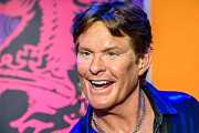 Jak dnes vypadá David Hasselhoff z Pobřežní hlídky? Od začátku natáčení již uplynulo 30 let Jak dnes vypadá David Hasselhoff z Pobřežní hlídky? Od začátku natáčení již uplynulo 30 let