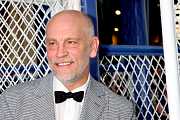 V mládí řídil školní autobus nebo dělal zahradníka – John Malkovich slaví 67. narozeniny V mládí řídil školní autobus nebo dělal zahradníka – John Malkovich slaví 67. narozeniny