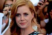Žena v okně: Křehká Amy Adams s vínem v ruce se baví sledováním sousedů až jednoho dne spatří něco, co nikdo vidět neměl Žena v okně: Křehká Amy Adams s vínem v ruce se baví sledováním sousedů až jednoho dne spatří něco, co nikdo vidět neměl