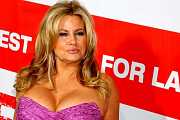 Jennifer Coolidge: Ze sexy Stiflerovy mámy se stala plastiková královna Jennifer Coolidge: Ze sexy Stiflerovy mámy se stala plastiková královna