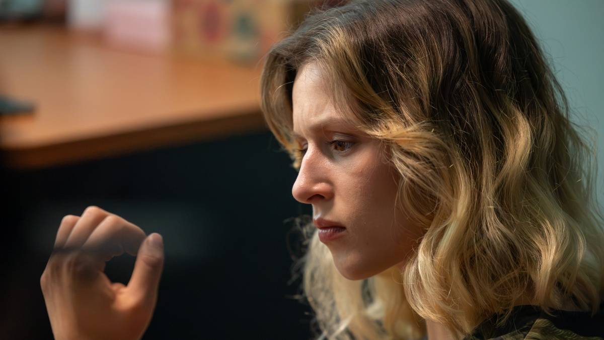 V Božím plánu je velká prostopášnice, která s randěním nečeká na rozvod. Doma má fešáka z olympiády
