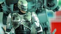 Robocop:  Skvělý děj, o zvraty není nouze a skvělý Michael Keaton