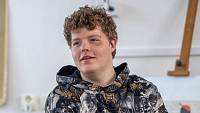 V Ulici je vyvrhelem, diváci ho nesnášejí. V reálu se chce stát zpěvákem a zve všechny na koncert