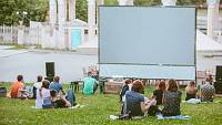 Letní kina otevřela pomyslné dveře, návštěvníky ale zvou nejen na filmy