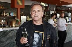 Jakub Smolík: Hvězda, tatínek a motokrosový nervák slaví dnes 66. narozeniny
