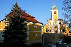 Polabí: Na návštěvě v kostele, kde pochybuje o víře farář Tomáš a v domě kde žije děda František