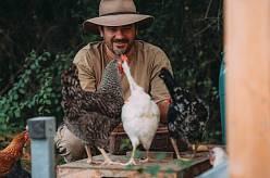 Farma Vojty Kotka: Slunce, ovce, 40 náklaďáků kamení a vlak, co předpovídá déšť