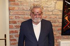 „Děda zabil babičku přede mnou.“ Mrazivé dětství slavného baviče