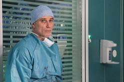 Mezi skalpelem a spravedlností: Drama doktora Harta v nové minisérii Noční operatér začíná