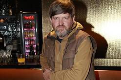 Martin Kubačák ze seriálu Mladá krev si vzal dceru dvou superslavných herců. Také se živí jako herečka. Poznáte ji?