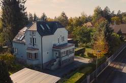 Tři patra, sedm obyvatel, nekonečno problémů: Vítejte ve vile Beranových