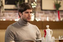 V pondělní Ulici se starosta snaží udržet Martinu v nemocnici. Jitka proniká na internet