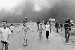 Kdo skutečně vyfotil napalmovou dívku? Netflix pátrá po autorovi slavné válečné fotografie