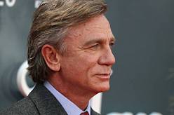 Na nože: Probuzení mrtvého muže je temné, blátivé a Daniel Craig oslní noblesou