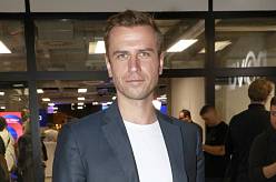 Probudí se nahý vedle kolegy. Hvězdu Ulice čeká po Silvestru pořádně peprné ráno