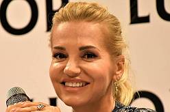 Nahlédněte, jak bydlí Dara Rolins: Bazén s výhledem a svítící vana obložená zlatem. Větší luxus jste neviděli