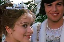 Chyby ve filmu Popelka: V některých záběrech je v pozadí vidět sloup elektrického vedení