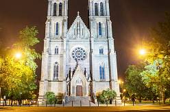 Netflix právě natáčí v Praze na náměstí Míru film Věk nevinnosti