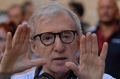 V USA je za vyvrhele, v Evropě za hvězdu. Devadesátiletý Woody Allen šokuje filmový svět nečekaným návratem