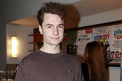 Oskar Hes už nebydlí s mužem, ale byt konečně sdílí se svou krásnou přítelkyní