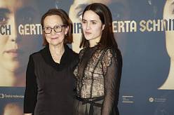 Barbora Váchová se představí jako mladá Gerta Schnirch. Dívka, která je po válce obětí odsunu