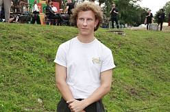 Neslyšící Adam ze seriálu Polabí je synem slavného hereckého páru. Tipněte, kdo jsou jeho rodiče