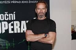 Filmový kvíz: Seděl za loupežné přepadení a pak se stal sexsymbolem českých žen. Uhodnete, o kterého slavného herce jde?