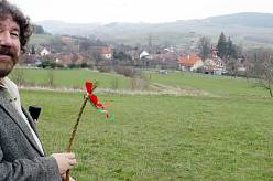 Jiří Troška nedá se na stará kolena odstěhoval do Hoštic. Obývá podkroví plné světla v domku ze Slunce, seno