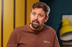 Ulice: Kontroverzní herec oslavil narozeniny. Je součástí nejhezčího páru, ale jeho láska je v ohrožení