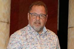 Drbárna ze Strání – Kamarádi: Problém s Davidovou matkou nakonec vyřeší Kája. Bláha se rozhoduje o odchodu z ordinace, ale něco ho zastaví