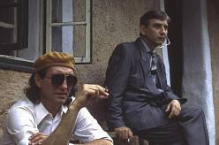 Chyby ve filmu Dědictví aneb Kurvahoši...:  Největší průšvih tvůrcům utekl ve scéně s Bohušem, Irenkou a s „čepičkou“