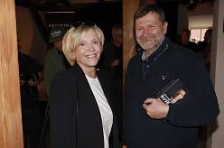 Herec Jan Hrušinský napumpoval miliony do starého statku a kravína. Podívejte, jak luxusní sídlo stvořil