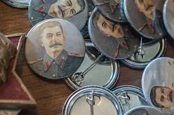 Zítra večer se celé Česko potrhá smíchy u obrazovky. Nova Cinema vysílá film, který rozzuřil Rusy a ve světě ho zakázali