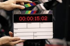 Leonado DiCaprio se z Prahy přesunul do Kolína. Zámek Ratboř je v obležení bulvárních novinářů