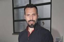 Noid Bárta šokuje fanoušky: Zlatý slavík odhodil mikrofon a dře v monterkách na stavbě. Takto vypadá jeho nový dům