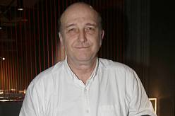 Filmový hlavolam: Který herec je hlasem pražských tramvají a autobusů. Pochází ze slavné herecké rodiny