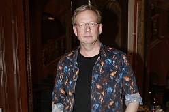 Libeňský mezonet Aleše Cibulky, který vybrala vana: Jak se žije v industriálu, kde vládne pes a společná skříň