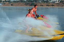 Míň silikonu, víc adrenalinu? Fox oživuje legendární plážové hrdiny pro generaci TikToku