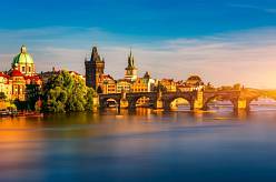 Hollywoodské hvězdy, které milují Prahu: Bloom, Reeves i Douglas. Katy Perry sdílela legrační fotku