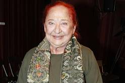 Tato herečka má výraznou barvu hlasu i vlasů. Poznáte ji?