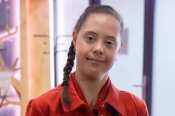 Do Ulice vstupuje Vašíkova přítelkyně. Utekla z ústavu. Herci jsou partnery i ve skutečném životě. Diváci jásají