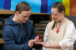 Zítra v Ulici: V pátek nás čeká duhová žádost o ruku a poprask u Adriany