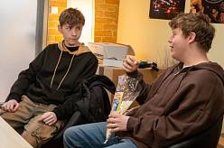 Dnes v Ulici: Erik zazdí rande s Natálkou a dá přednost vyšetřování a holky zapomenou na narozeniny Adély