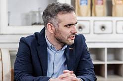 Ulice: Stalker se objeví na prahu Adrianina bytu. Už je jasné, kdo to je