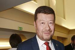 Jak bydlí Tomio Okamura: Češi na jeho luxusní vilu plivou, zahraniční architekti se rozplývají