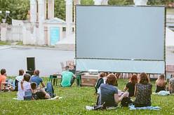 Letní kina otevřela pomyslné dveře, návštěvníky ale zvou nejen na filmy