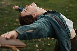 Netflix oprášil více než stoletou klasiku. Slavný příběh, který kdysi odstartoval kariéru Sama Neilla, se vrací jako velkolepý seriál
