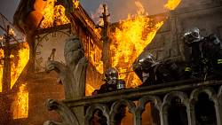 Film týdne: Notre-Dame v plamenech připomene zkázu stavby, u které na povzbuzení lidé zpívali hasičům Film týdne: Notre-Dame v plamenech připomene zkázu stavby, u které na povzbuzení lidé zpívali hasičům